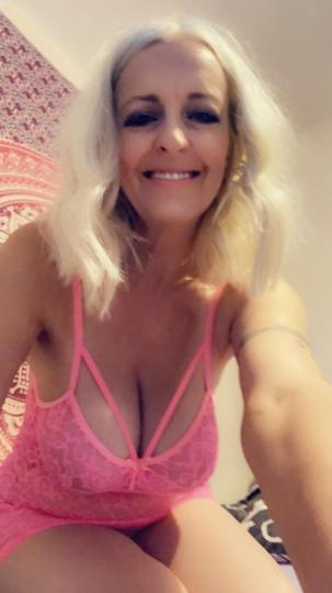 BJ Older Mom Enjoy LOW RATE AMAZING SERVICE Available24/7Age: 40